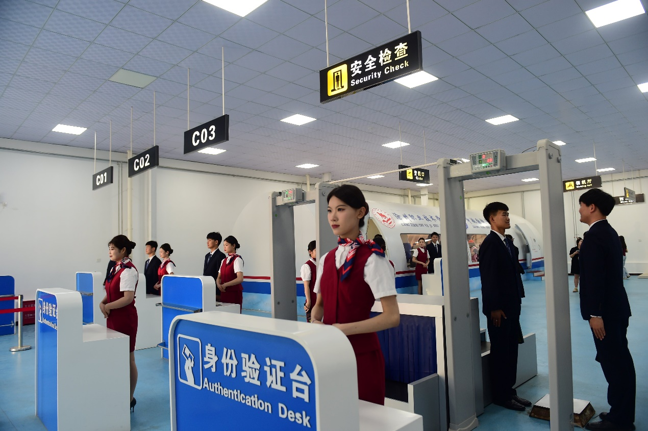 沧州职业技术学院空乘专业的学生在演示空乘服务。