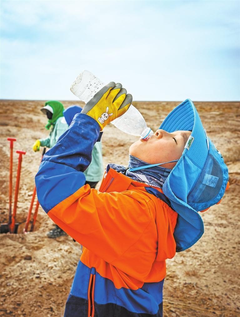 喝完瓶中的最后一滴水