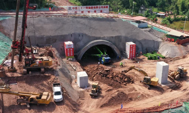 成渝中线高铁(四川段)全线最大断面隧道棕树坡隧道出口施工正式进洞凤凰网重庆_凤凰网