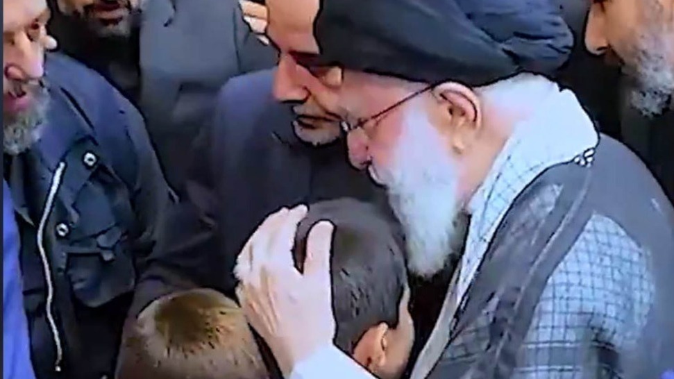 莱希葬礼上，哈梅内伊与莱希孙子们拥抱、亲吻孩子额头