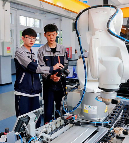 5月18日,在唐山市丰南区职业技术教育中心机器人产教融合实践基地,学生们正在进行实训。 河北日报记者 师源摄