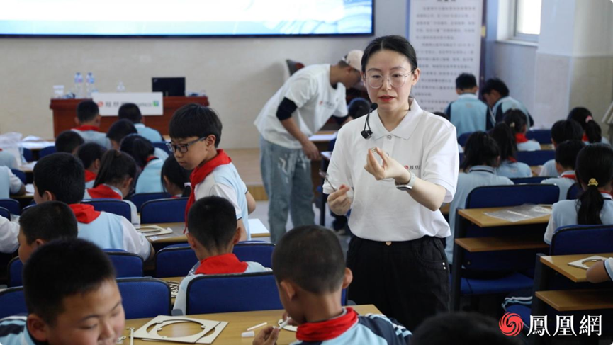 志愿者高梦玮在为孩子进行实验讲解