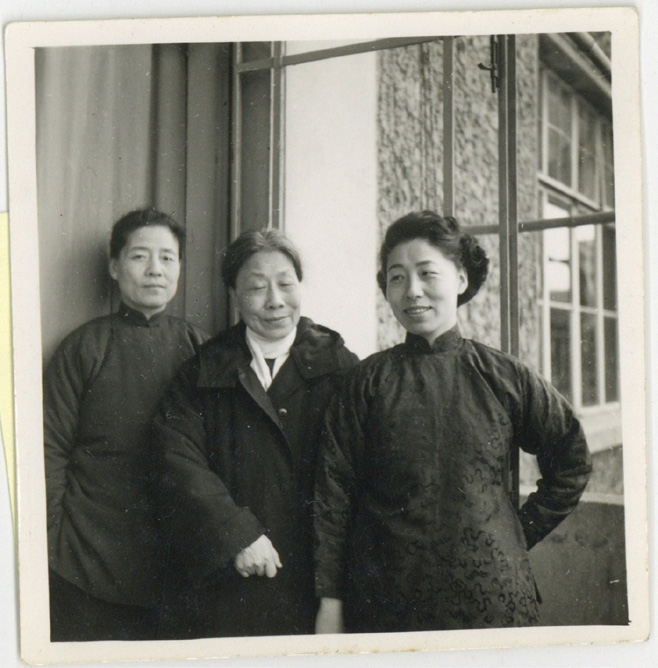 杨绛先生三位姊妹合影（从左至右为样润康、杨寿康、杨必）
