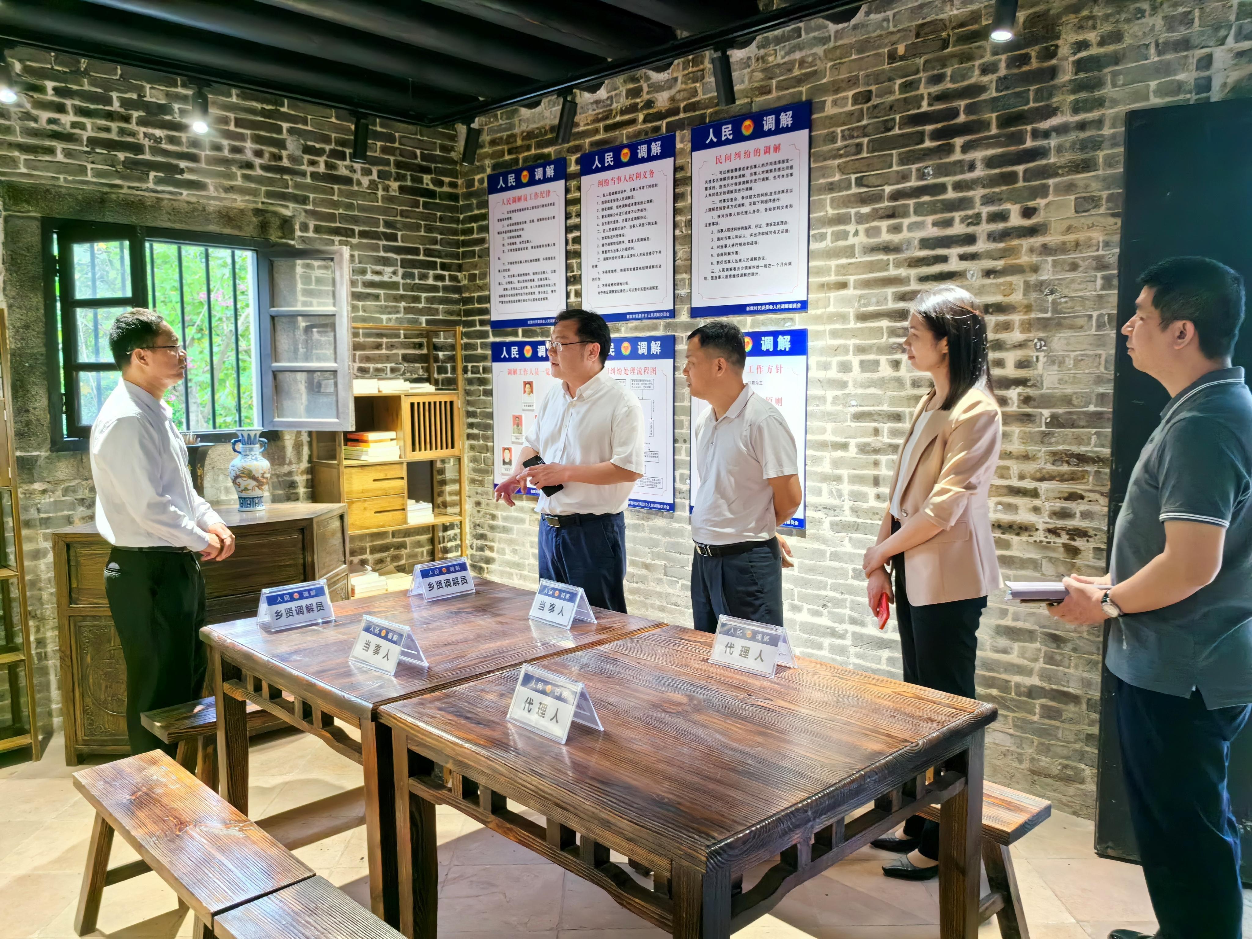 三水区司法局党组成员、副局长陈若春,乐平镇党委副书记巫洪波等参观新旗村乡贤调解工作室
