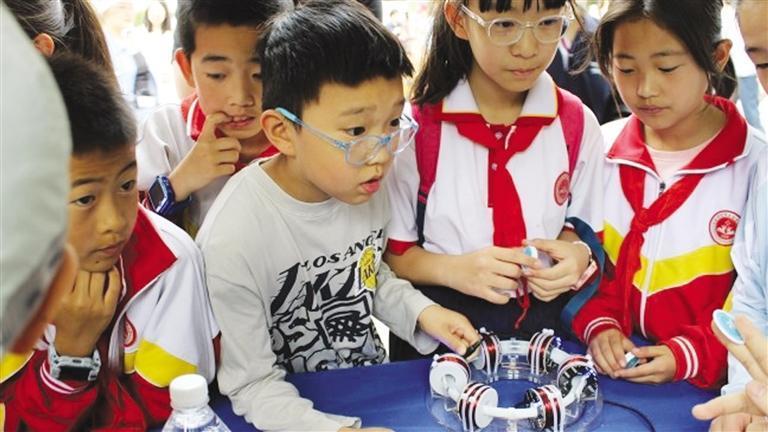 近代物理所现场活动让小朋友很入迷