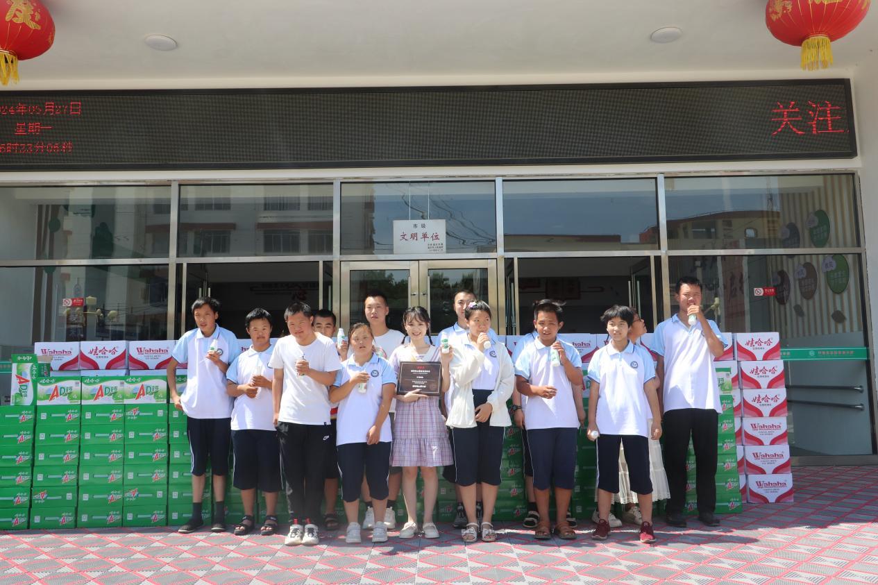 心愿店长“南啵兔”与临沂市平邑县特殊教育学校的学生们