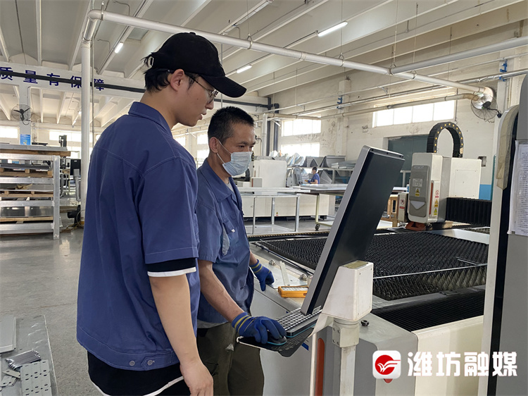 山东科源智能电器有限公司生产车间内，技术员在进行技术指导。