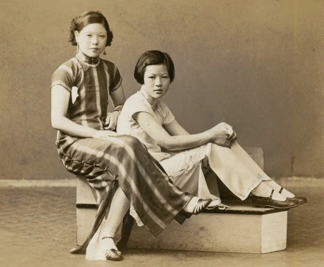 1937年,乌密风(右)考入国立杭州艺专。