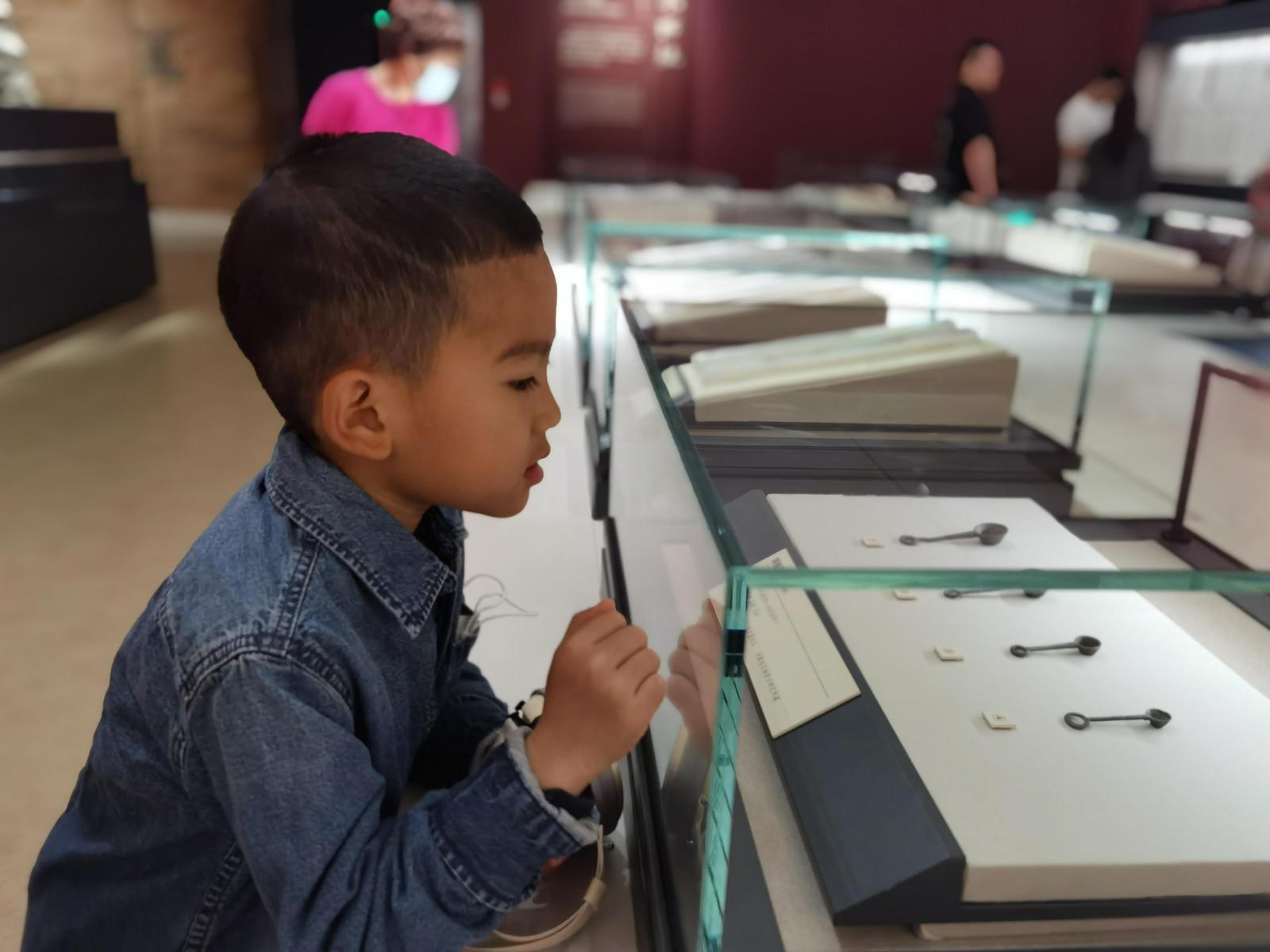 小朋友参观甘肃简牍博物馆