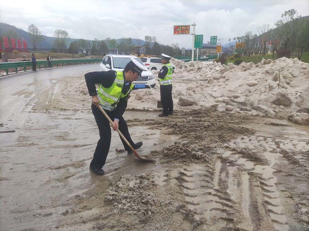 甘南州临潭县 清除滑坡障碍物