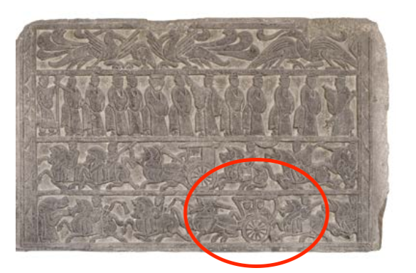 △汉代迎宾、车马出行画像石,现藏于临沂市博物馆。画像石的第四层中有轺车出现。