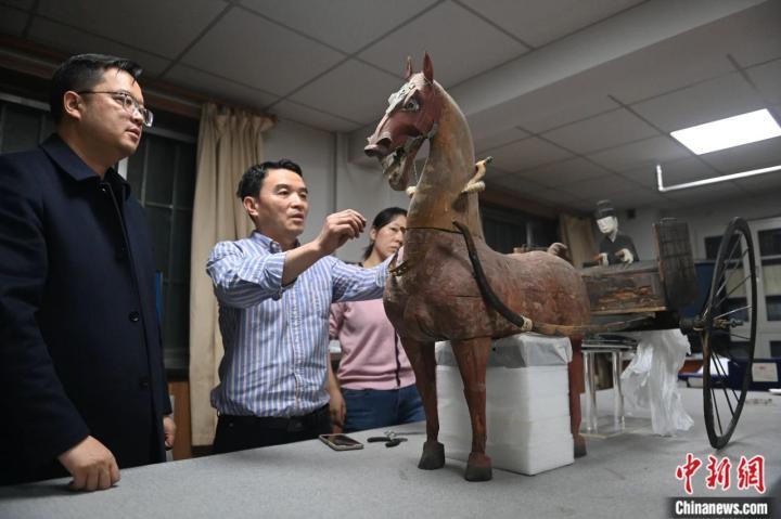 甘肃省博物馆工作人员组装复原汉代彩绘木轺车。李亚龙 摄