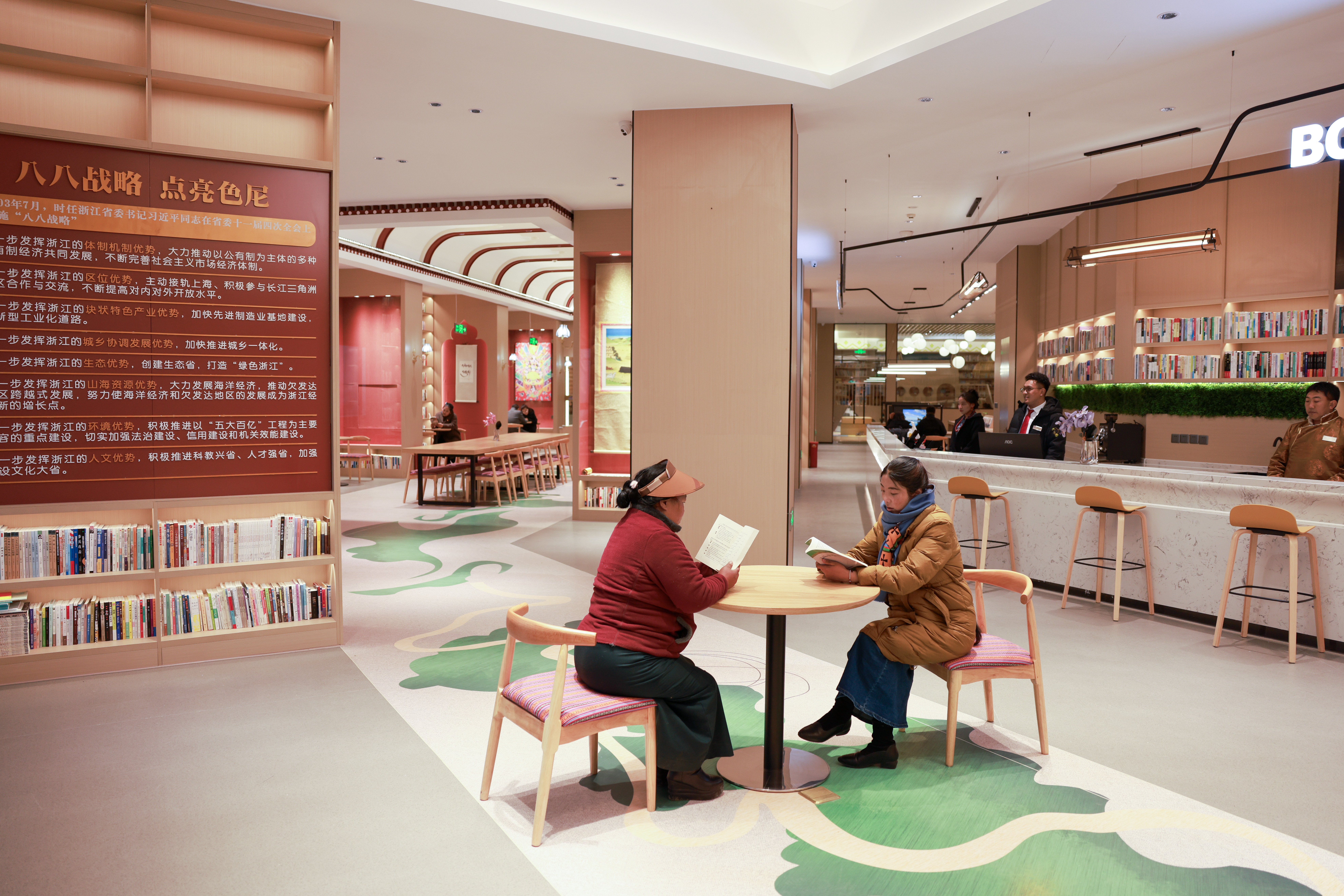 “温暖嘉·色尼城市书房”融合了那曲本土文化及江南水乡元素，为当地群众提供高品质的公共阅读空间。