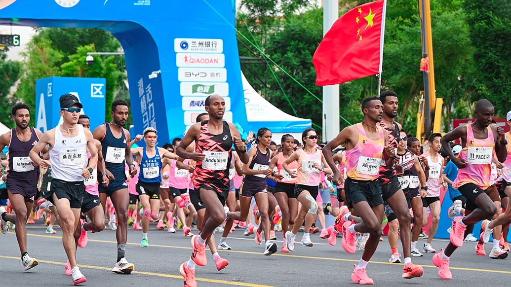 风闻丨4万跑友竞逐黄河之滨　非洲女团三刷兰马纪录