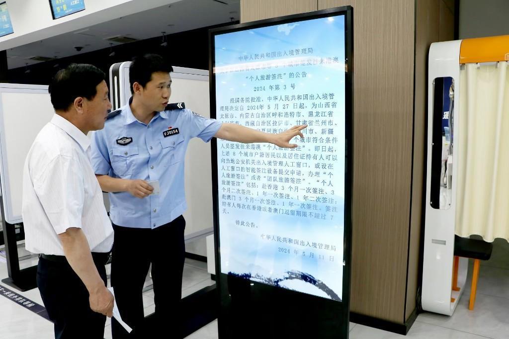 民警给市民讲解办证流程