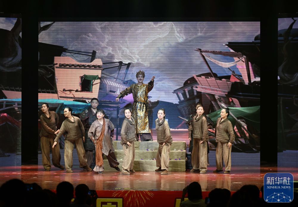 ↑天津市儿童艺术剧团演员在河北区少年宫表演儿童戏剧《敦煌·九色鹿王》(5月30日摄)