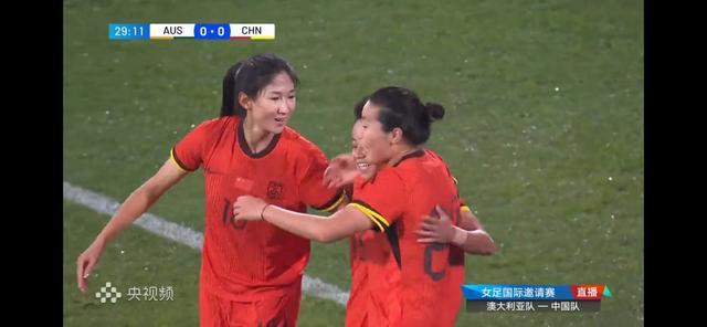 王妍雯（左）、张琳艳（中）、乌日古木拉庆祝进球。
