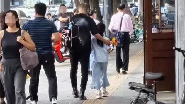 汪峰忙着接女儿放学，懒理网传写给森林北的歌，歌词雷人不像真的