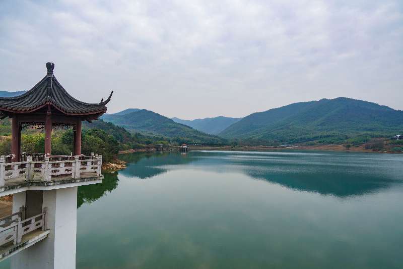 5月23日上午,位于宜兴阳羡生态旅游度假区(张渚镇)窑湖小镇里的东岭