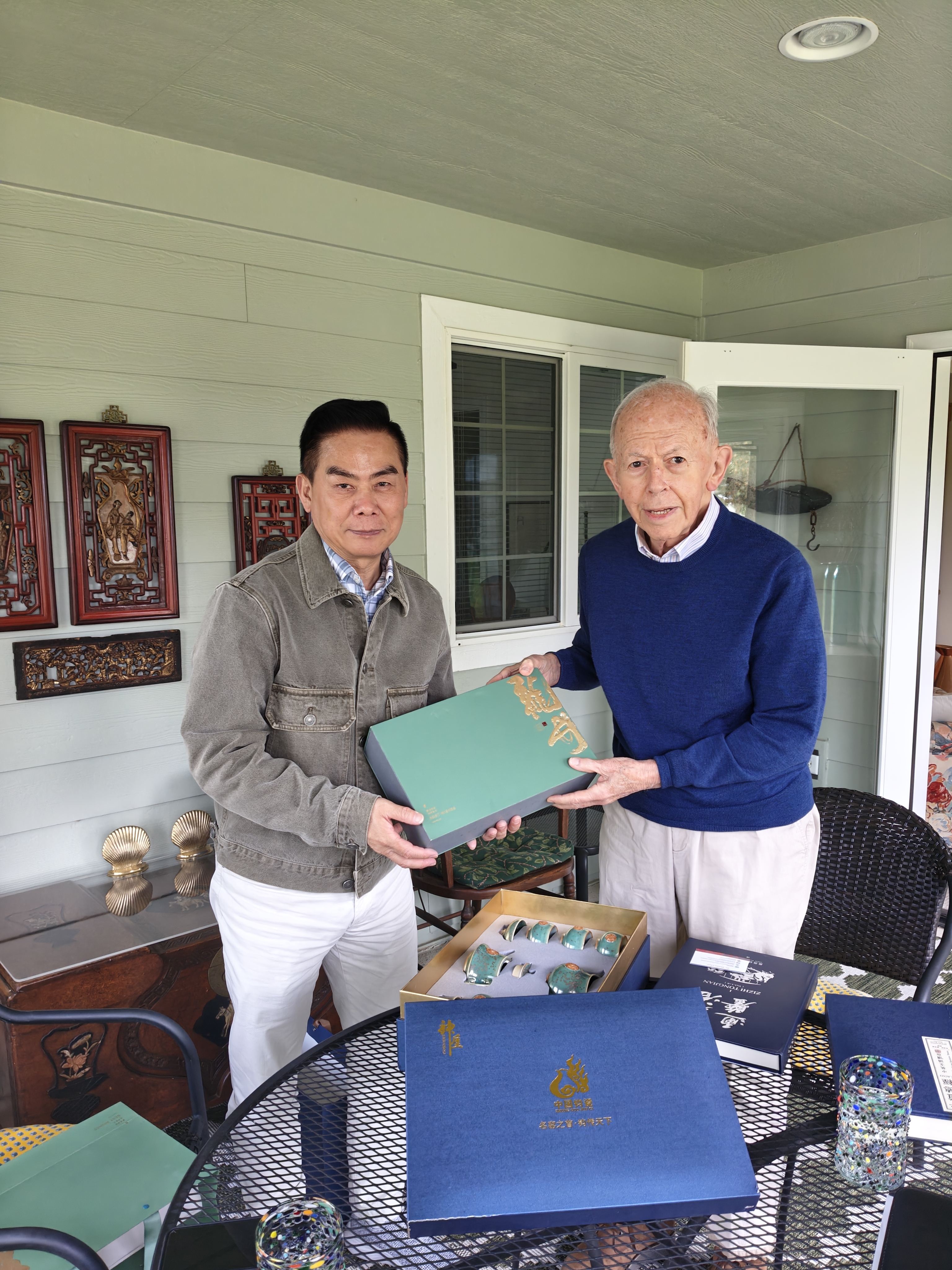 郑州西亚斯学院创办人、理事长陈肖纯博士与时任林菲尔德大学校长互赠礼物