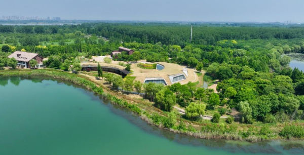 新济洲国家湿地公园里的生物多样性展示馆是半藏在地下的覆土建筑,与自然融为一体。