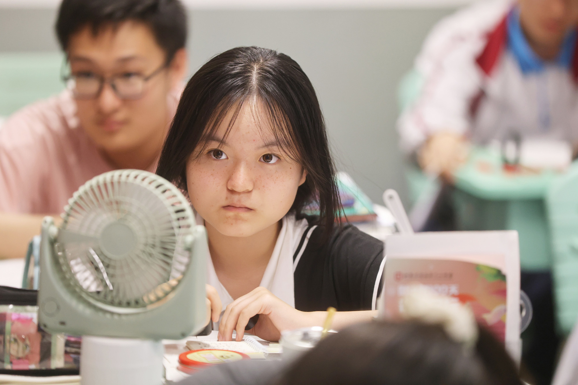 2024年5月17日晚，青岛十七中，一名高三学子听课时的面庞，眼神坚定表情认真。