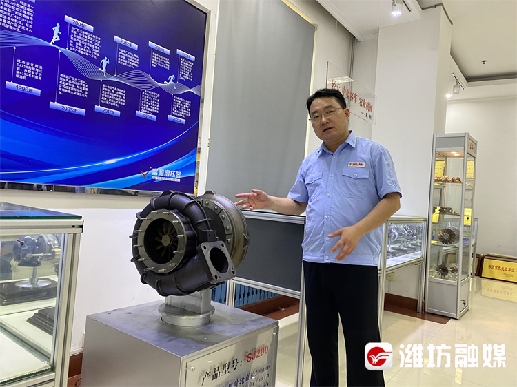 潍坊富源增压器有限公司副总经理张为海介绍公司产品。