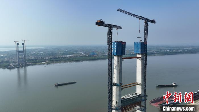5月24日，湖北新港高速公路双柳长江大桥南主塔成功封顶。　吴淘淘 摄