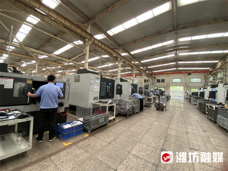 潍坊富源增压器有限公司车间内，工人在全力赶制订单。
