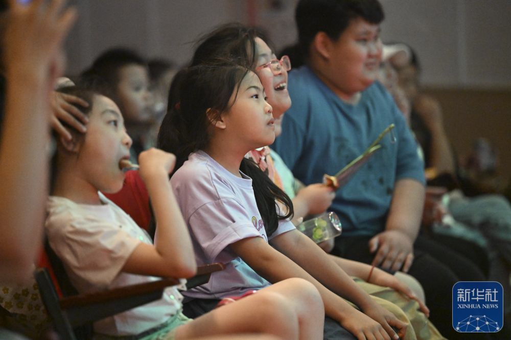 ↑儿童观众在河北区少年宫观看儿童戏剧《敦煌·九色鹿王》(5月30日摄)