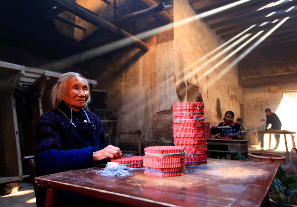 20世纪90年代的上栗爆竹作坊。汪立新/摄