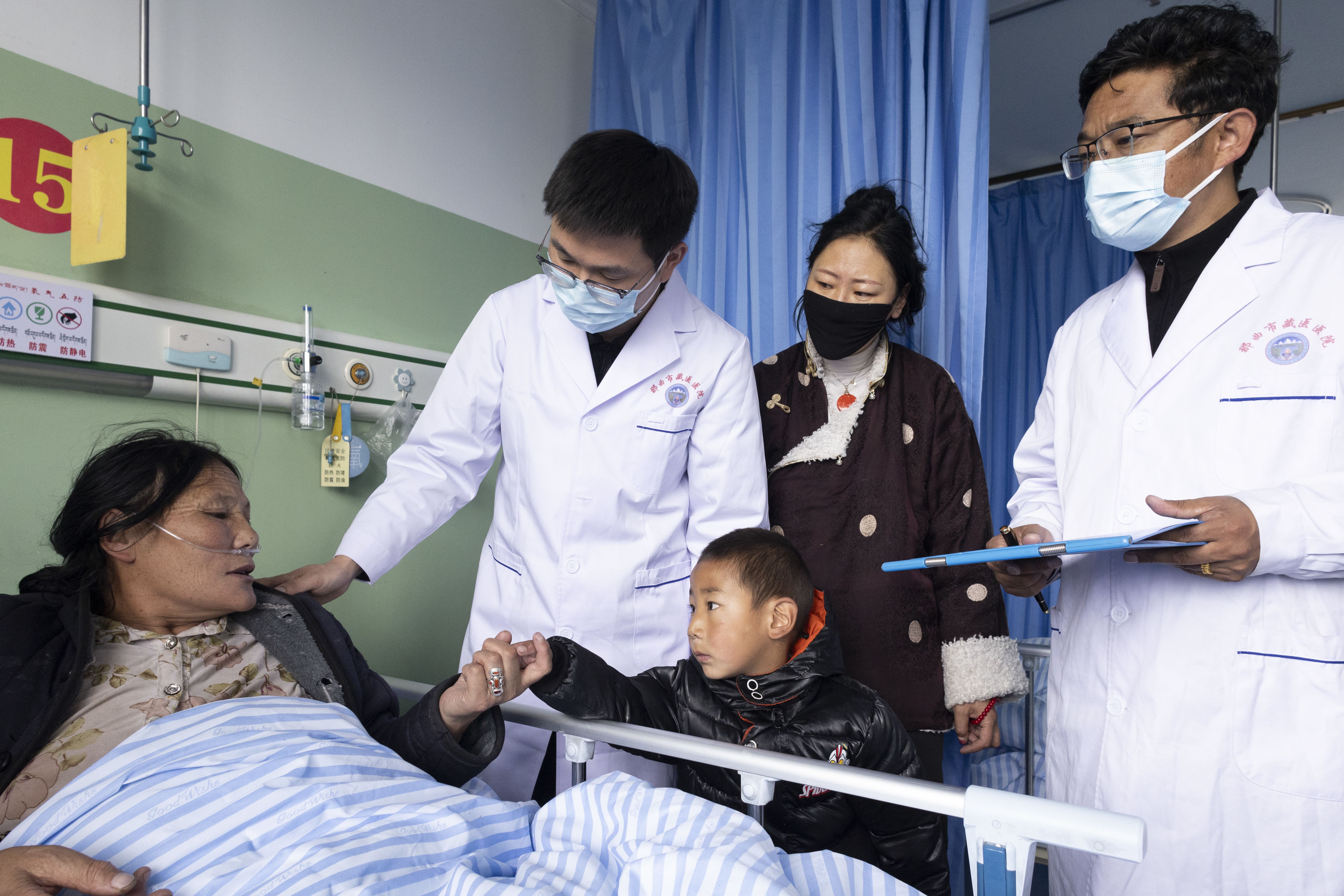 援藏医疗队队员王清清（左二）在那曲市藏医院为病人诊疗，30年来，一大批浙江医护人员在雪域高原书写医者使命。