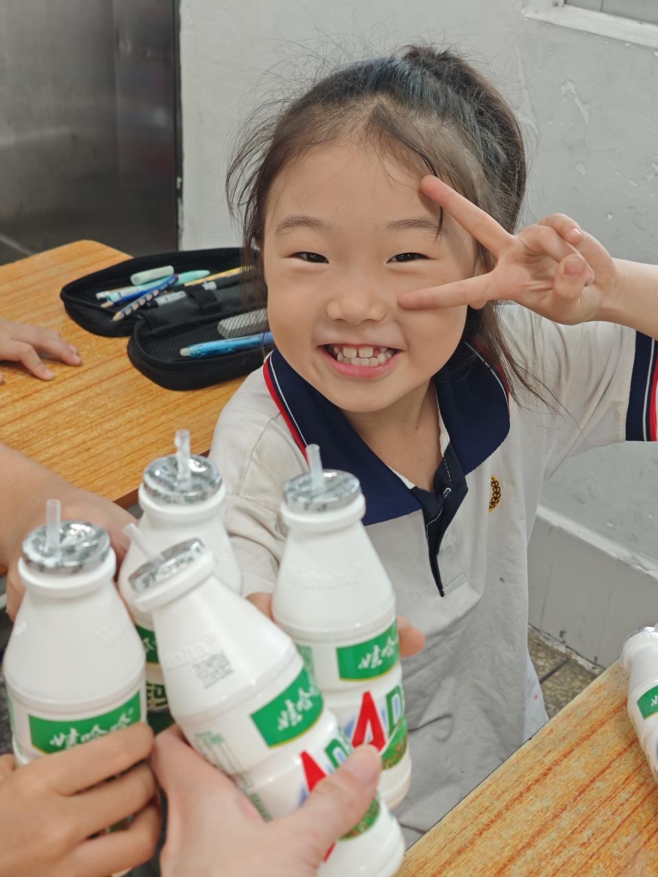 广东大亚湾育英小学的一名女孩在收到礼物后露出灿烂的笑容