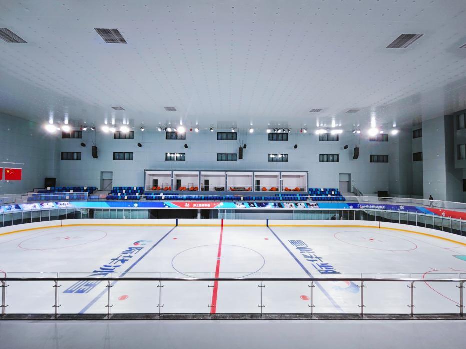 际华冰雪·西安冰雪中心滑冰馆开始迎客
