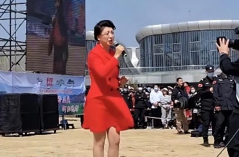 51岁闫学晶小商演捞金，场地简陋尘土飞扬，被曝唱一首歌30万