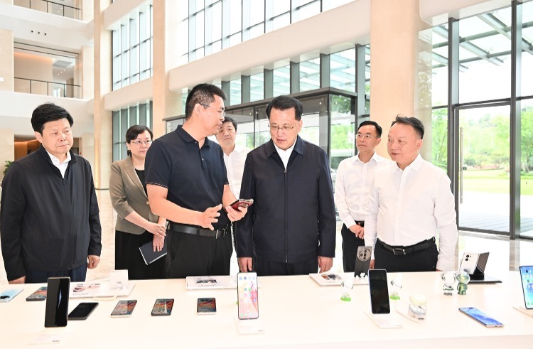 ▲5月29日上午，在OPPO重庆智能生态科技园，市委书记袁家军观看产品展示。 苏思 摄
