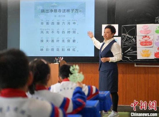 美术老师张立杰将剪纸艺术与古诗词相融合进行教学。刘栋 摄