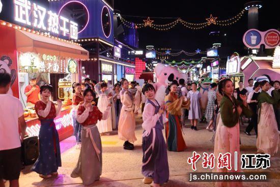 市民走进锡东新城体验创新消费场景。锡东新城供图