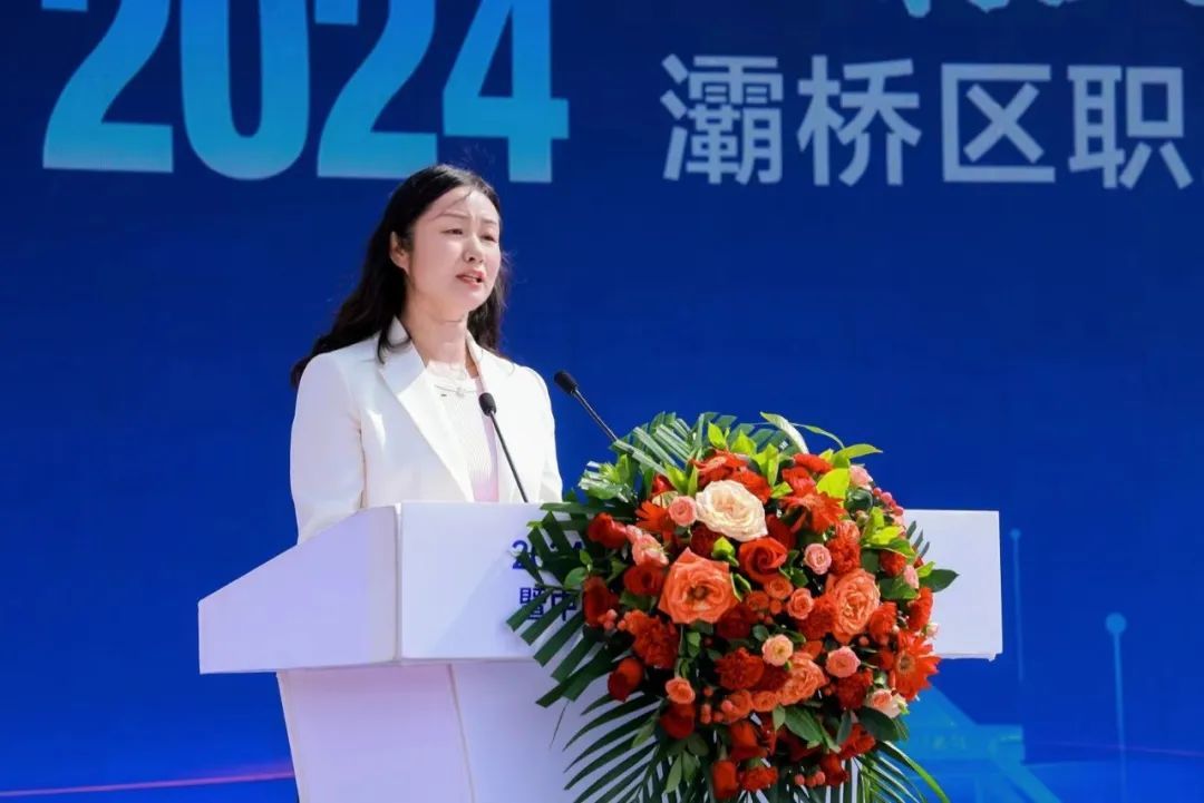 灞桥区教育局职成教科科长郝娟梅主持仪式