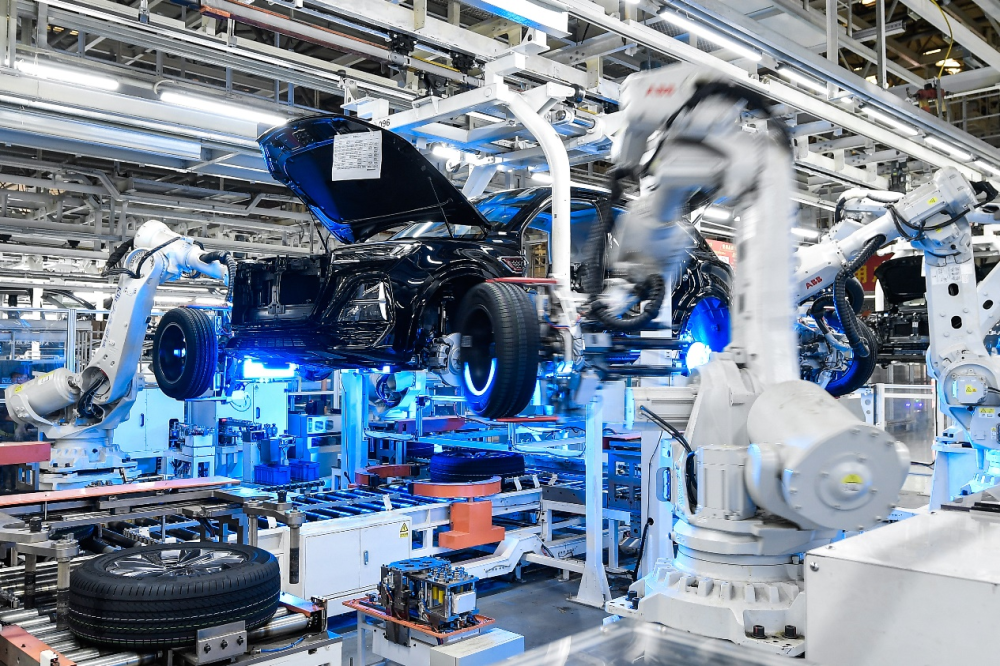 在位于吉林长春的中国一汽红旗制造中心蔚山厂区总装车间内，生产线上的智能机器人对车辆轮胎轮毂进行装配作业（4月24日摄）。新华社记者 许畅 摄