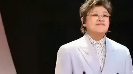 韩红漂亮成功！瘦到脸脱相撑不住衣服，网友表示变太多认不出封面图