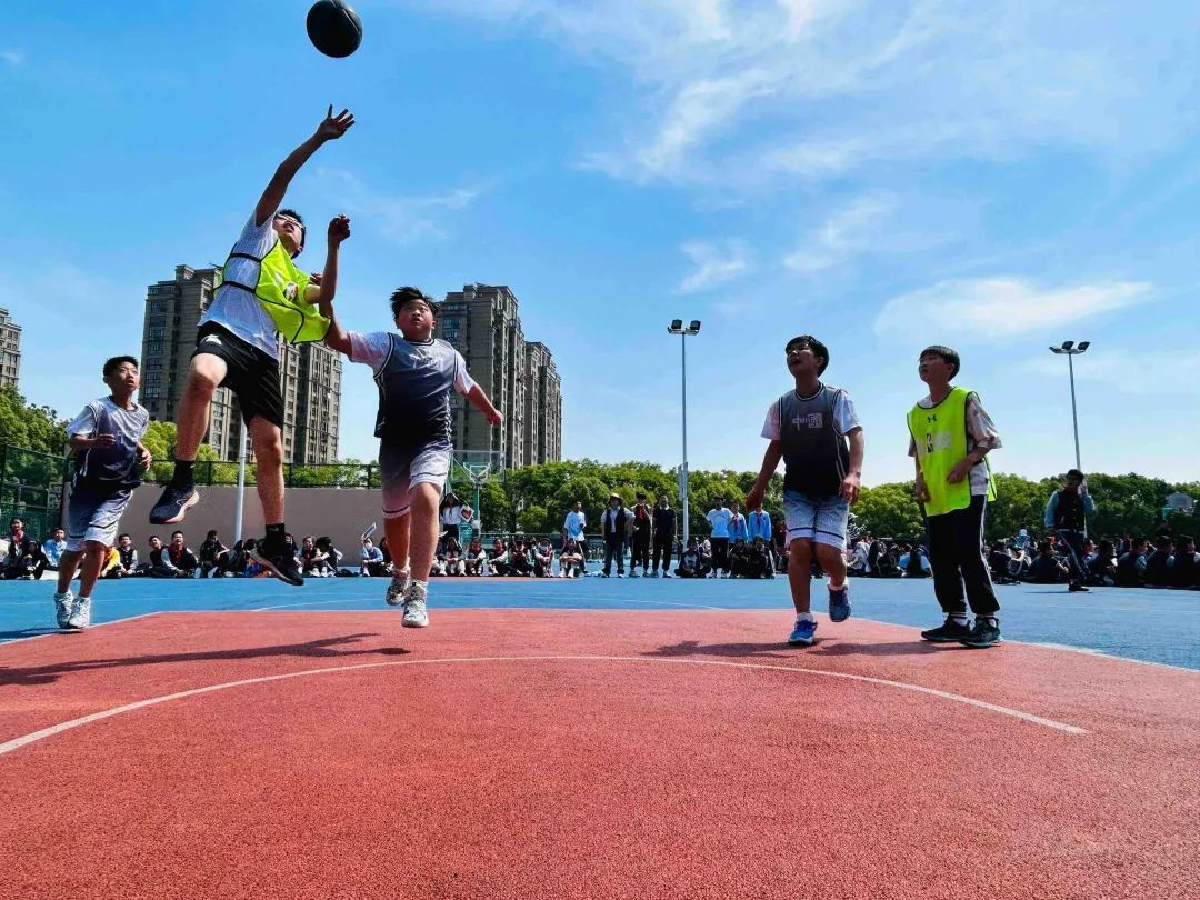 孩子们迎来msba篮球嘉年华5月25日,镇海区3名初中生被人民网官微报道