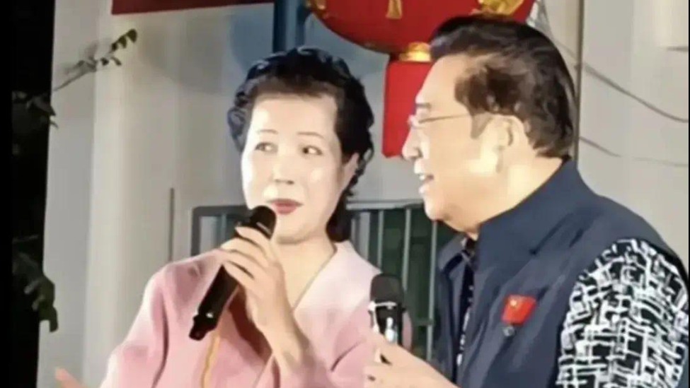 李双江夫妻坐观光车被拍，梦鸽穿的嫩却难掩老态，他肥头大耳老了