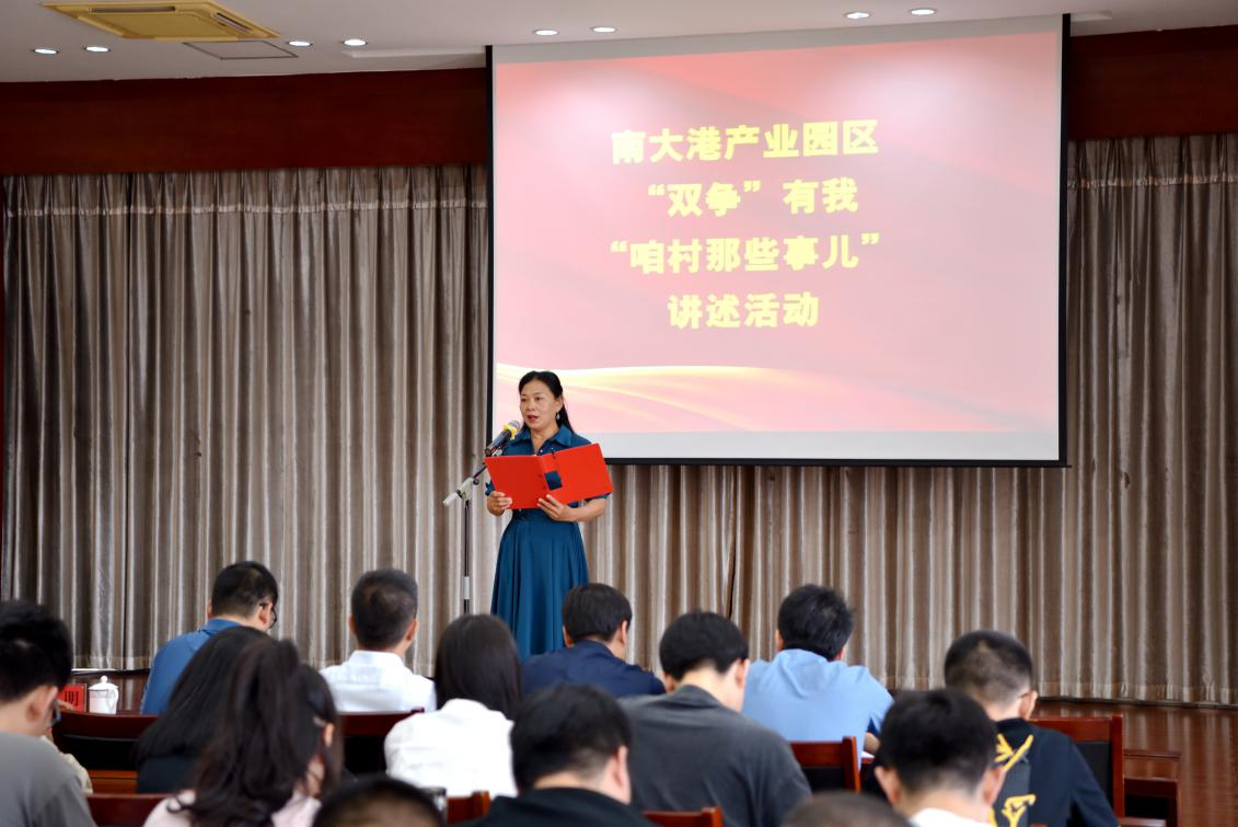 社区居民王秀丽讲述她的“双争”故事。 孙世伟摄