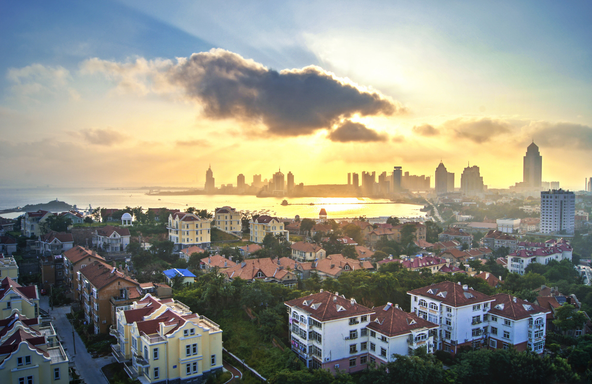 青岛落日余晖染红西部城区 霞光万道炫彩斑斓