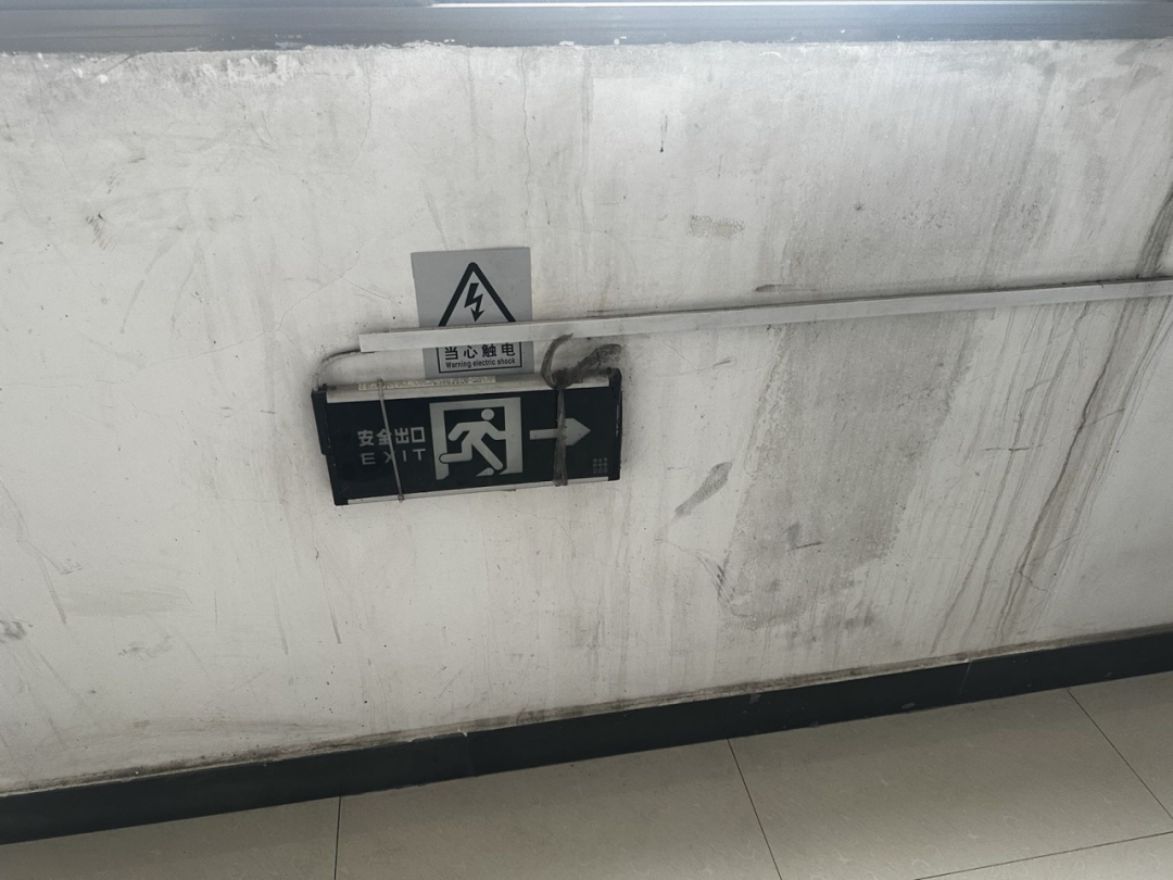 ▲部分疏散指示标志未保持完好有效