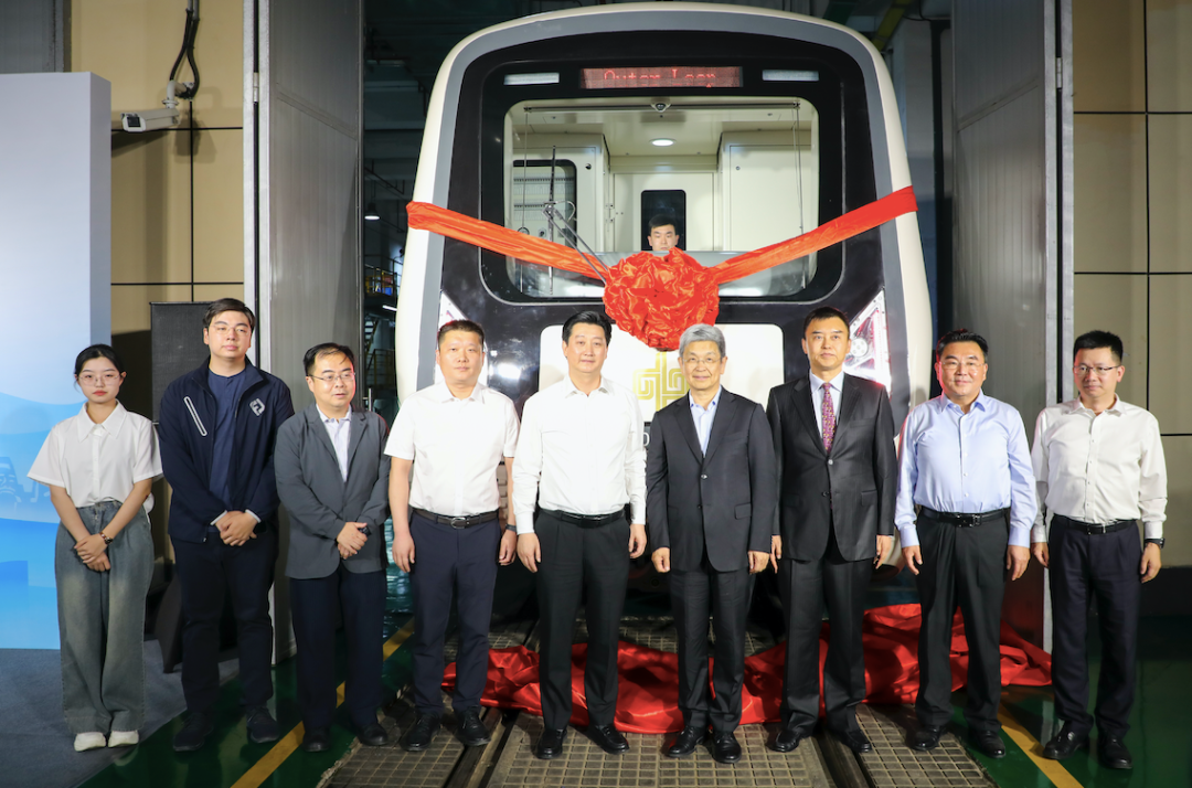 亚布力论坛向郑州市捐赠首列地铁公益专列 亚布力企业