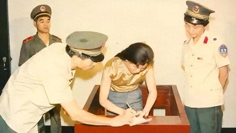 80年代走红的女星“刘三姐”，靠美色敛财76万元，于92年被枪决