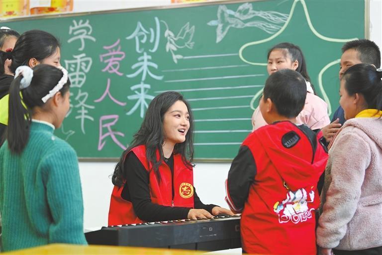 甘肃省歌剧院青年志愿者教视障学生唱歌 新甘肃·甘肃日报记者 孟捷