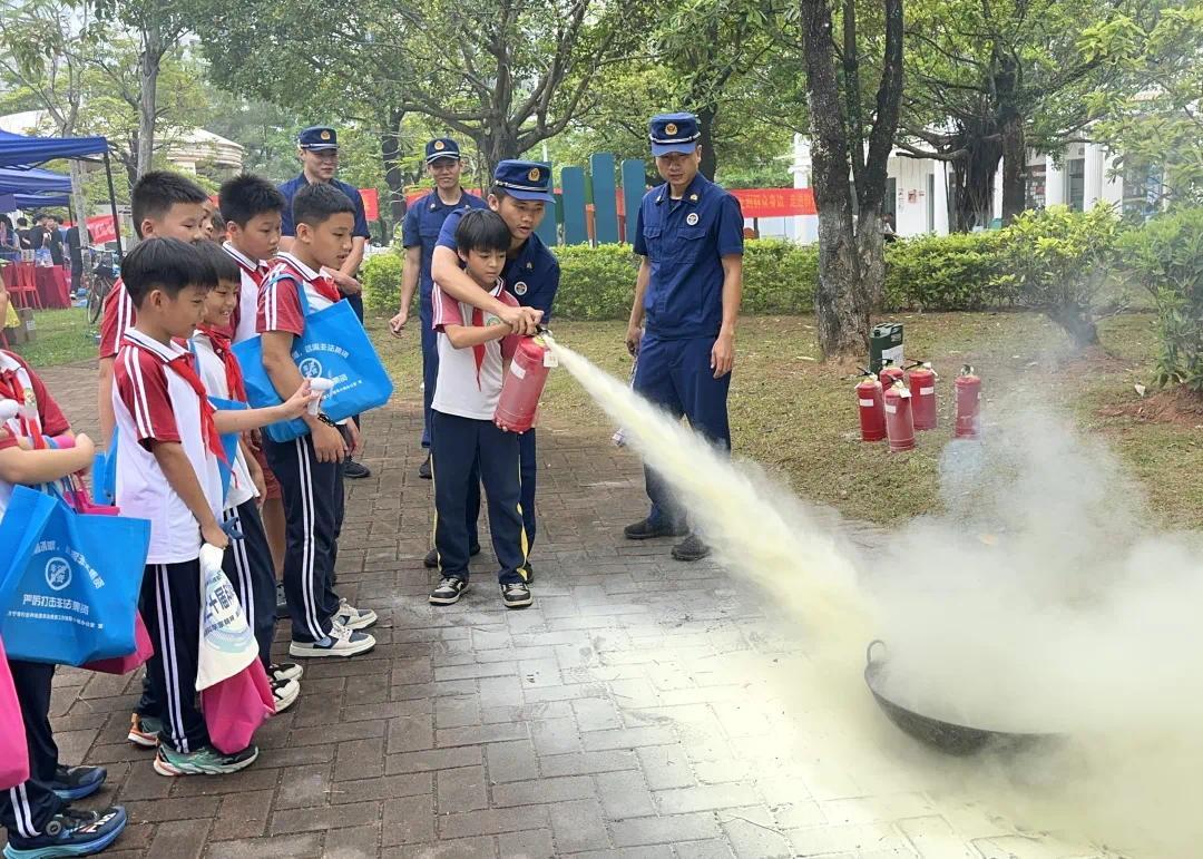 万宁开展"民法典宣传月暨优化法治化营商环境"主题普法宣传活动